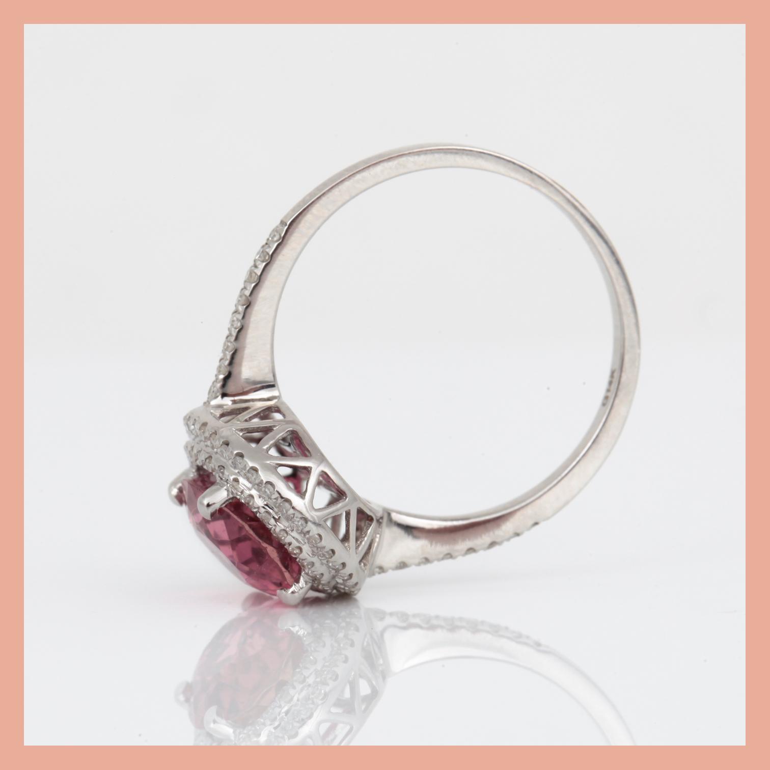 RING, 14K vitguld med ovalslipad rosa turmalin, ca 3,15 ct omgive av små diamanter tot ca 0,58 ct. Total vikt ca 3,24 g.