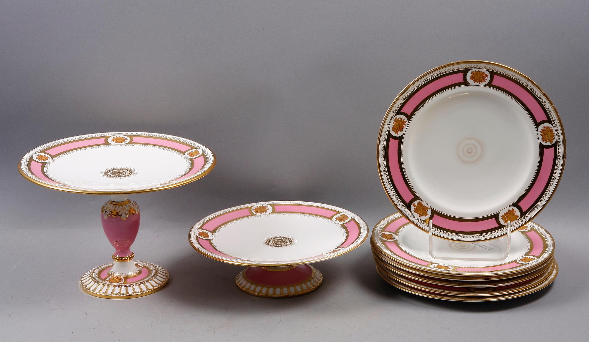 FAT PÅ FOT SAMT TALLRIKAR, 8 delar, porslin, 1800-talets andra hälft.