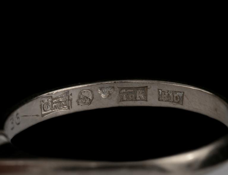RING, 18k vitguld med briljantslipad diamant, 0.36 ct, Örns Juvelatelje, Göteborg, 1982. Vikt 3 g.