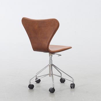 ARNE JACOBSEN, skrivbordsstol, "Sjuan", Fritz Hansen, Danmark.