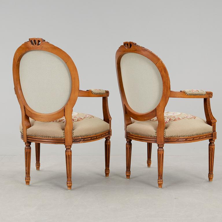 KARMSTOLAR, ett par, samt BORD, gustaviansk stil, 1900-talets första hälft.