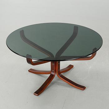 A pair of "Falcon" chairs and one table, desigend by Sigurd Resell for Vatne Lenestolfabrikk, in production from 1971.