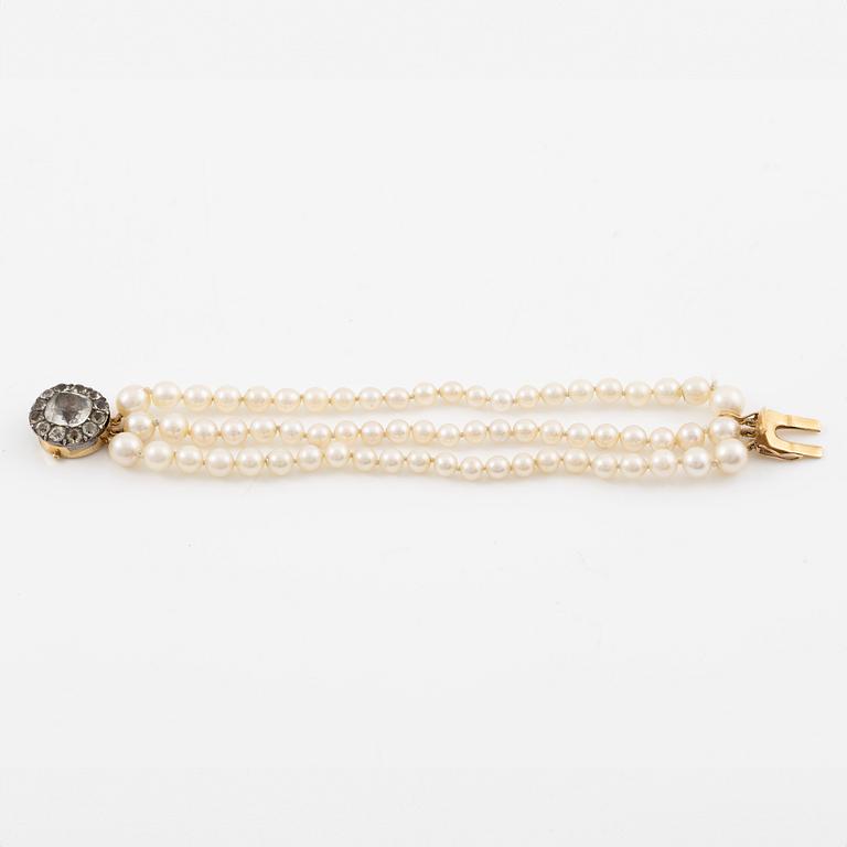 Armband tre rader odlade pärlor lås 18K guld och silver med paste.