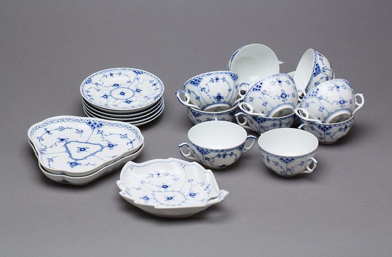 SERVISDELAR, 21 st, porslin, "Musselmalet", Royal Copenhagen, Danmark. 1900-tal.