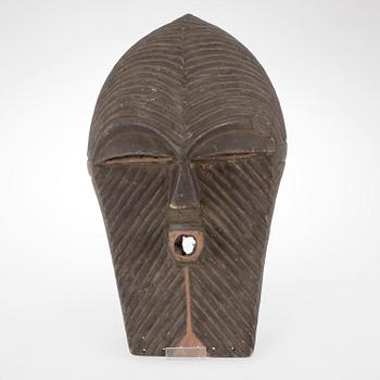 MASK, skuret trä, Afrika, omkring 19000-talets mitt.