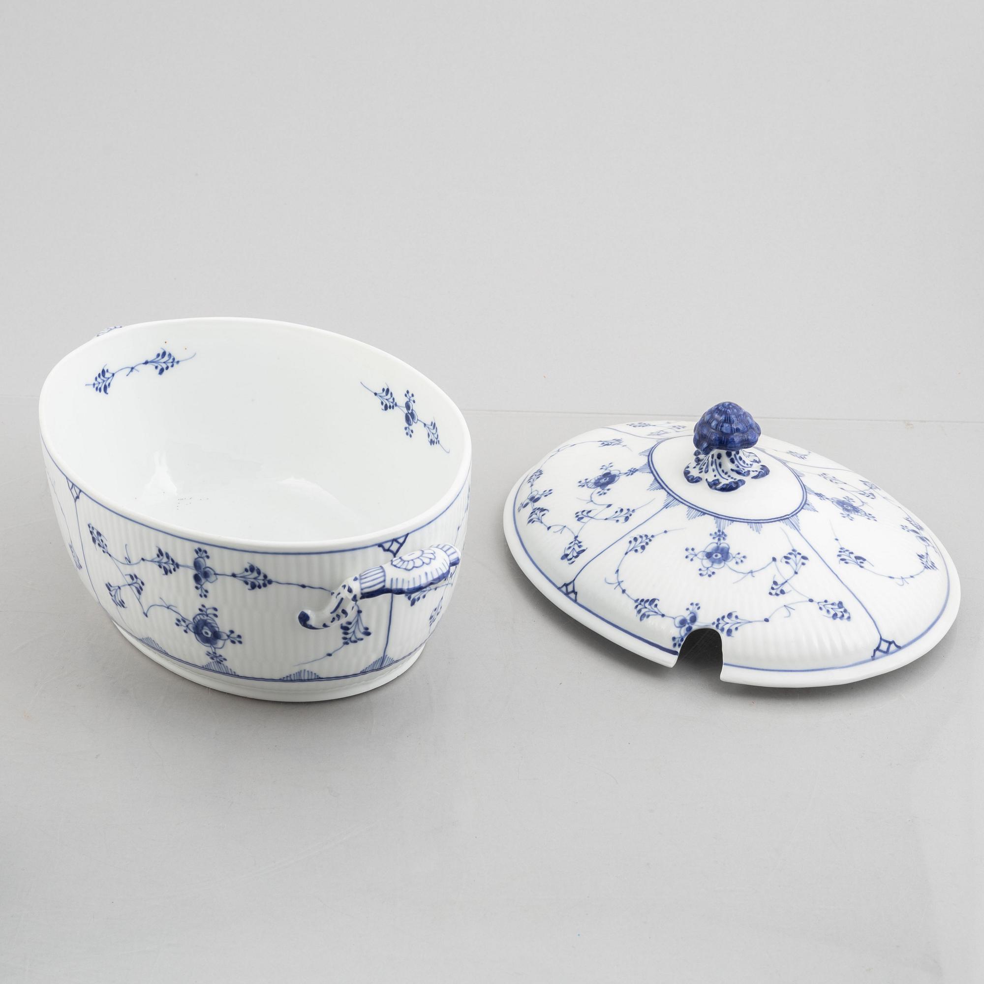 A Royal Copenhagen musselmaalet tureen with cover and stand, plain fluted, 1894-1900. Model 361.
