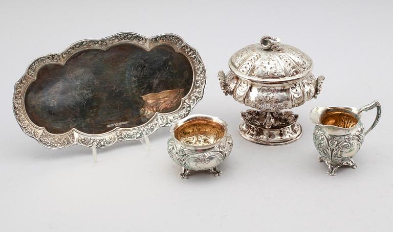 BRICKA, SOCKERSKÅLAR, 2 st samt BRICKA, silver, 1900-tal. Vikt ca 712 gram.
