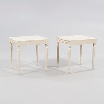 SÄNGBORD, ett par, gustaviansk stil, 1900-talets andra hälft.