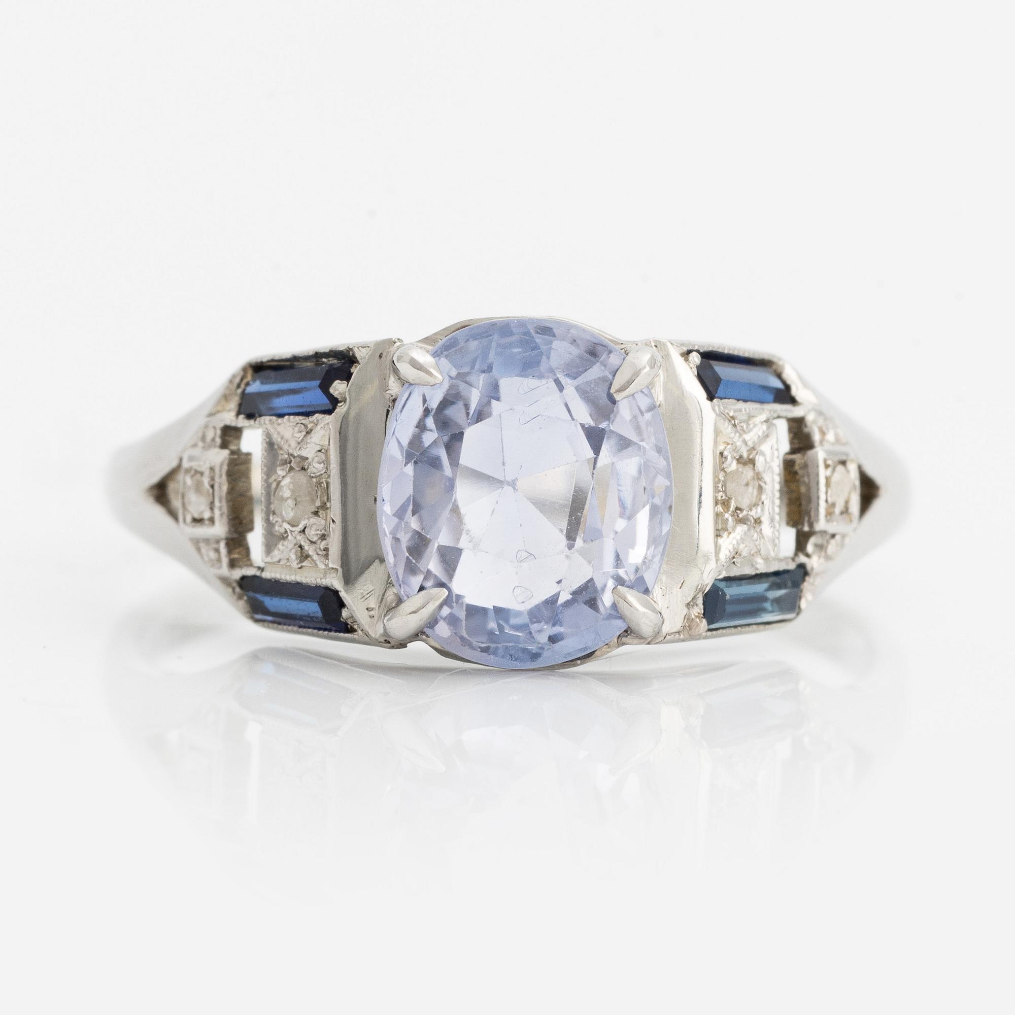 Ring med ljusblå safir.