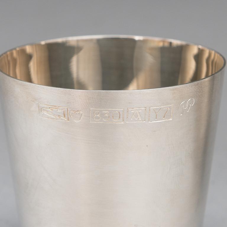 Pekka Piekäinen, A silver punch bowl with ladle and six beakers, marked PP, Auran Kultaseppä, Turku 1975-76.