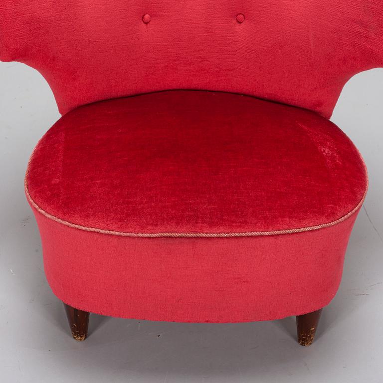 A mid- 20th-century armchair.