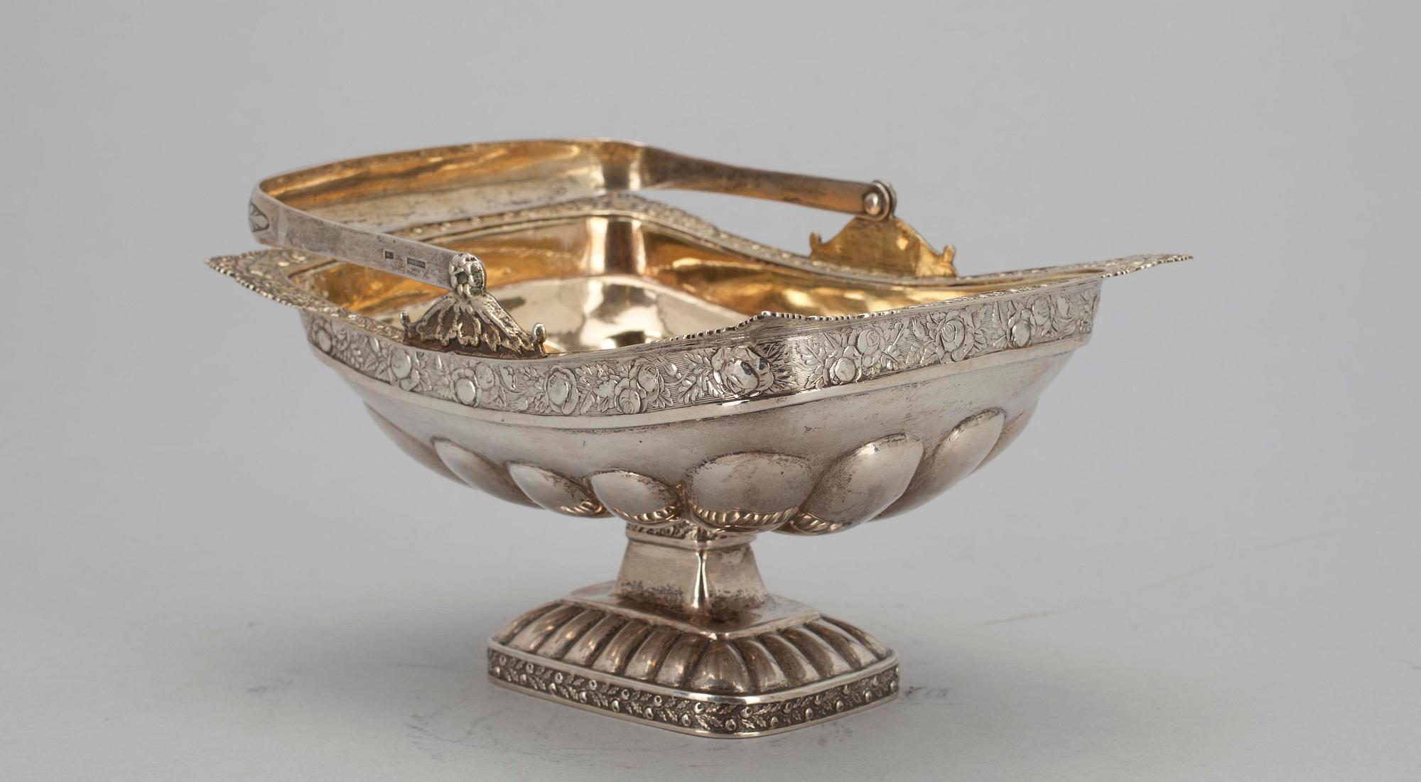 KONFEKTSKÅL, 84 silver, Elias Modig, St. Petersburg 1826. Vikt 213 g.