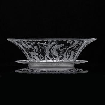 Simon Gate, an engraved Swedish Grace glass bowl on a plate, Orrefors, Sweden 1926, model 147.