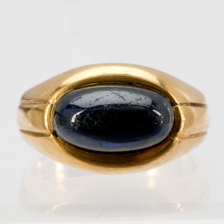 HERRING, 18k guld med cabochonslipad safir. Vikt ca 10,5 g.