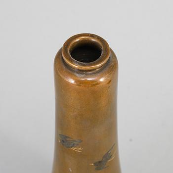 A Japanese bronze vase, Meiji period (1868-1912).