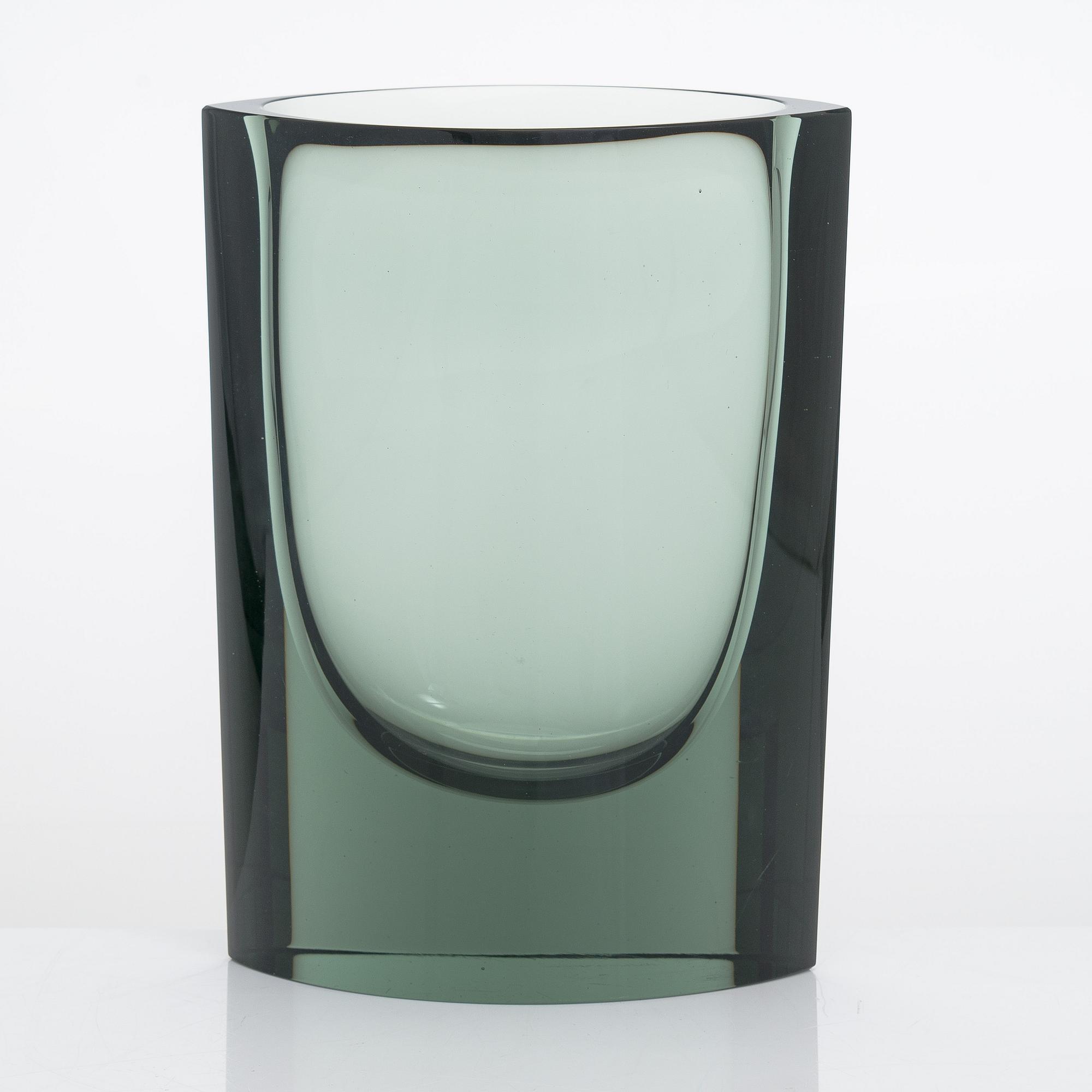A green Kaj Franck glass vase model 407, signed Nuutajärvi Notsjö.