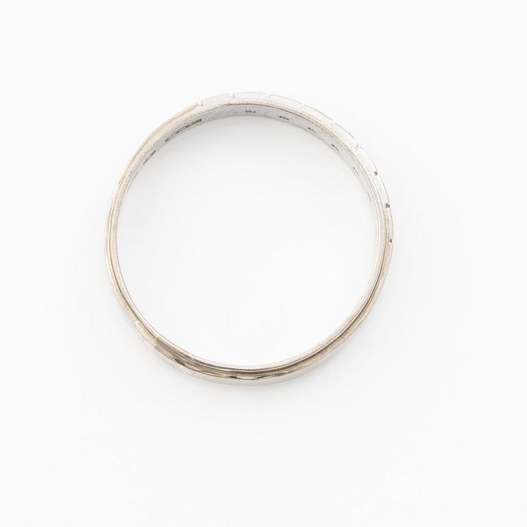 Ring halvallians 18K vitguld med små åttkantslipade diamanter.