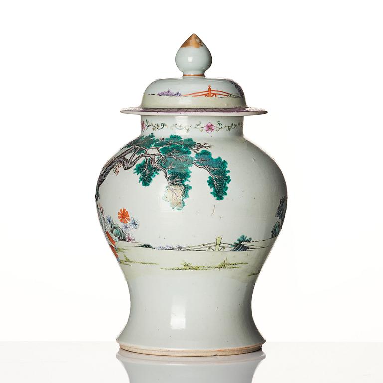 A famille rose jar with cover, late Qing dynasty, circa 1900.