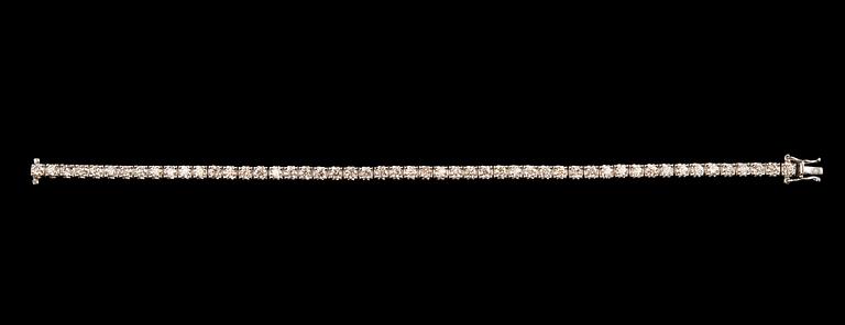 ARMBAND, briljantslipade diamanter ca 4.00 ct. 14K vitguld. Längd 18,5 cm, vikt 13,8 g.