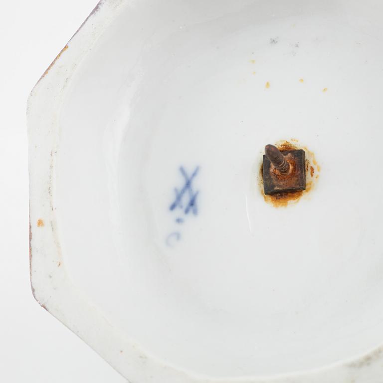 Uppsatsskålar, ett par samt urna med lock, porslin, Meissen, 1900-talets början.