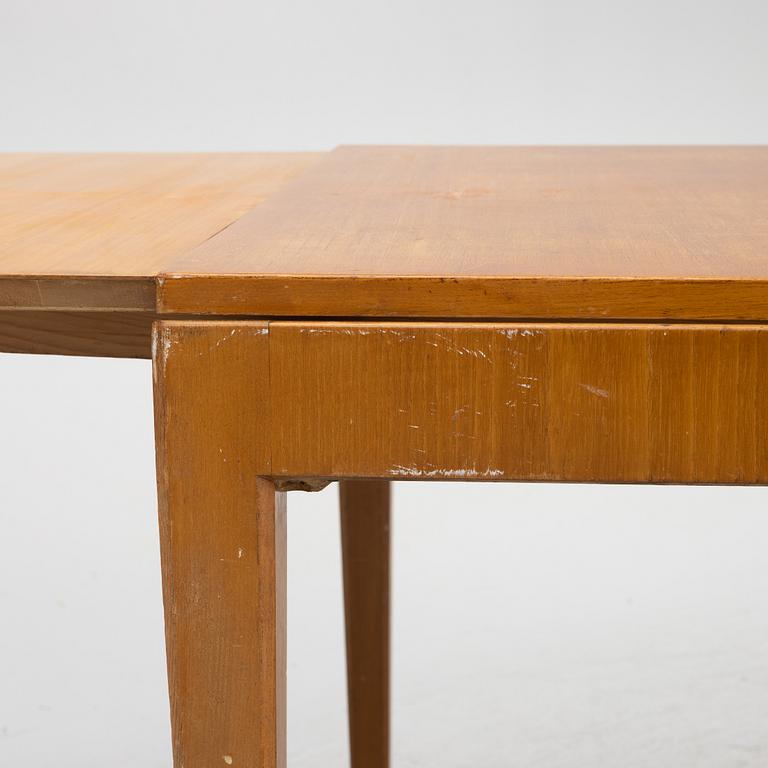 Axel Larsson, a Swedish Modern dining table model 1524, SVenska Möbelfabrikerna Bodafors, 1940's.