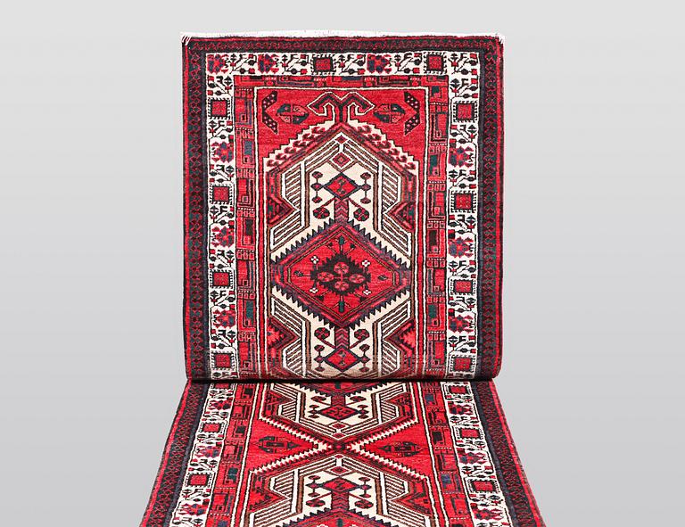A runner, Sarab, ca 348 x 104 cm.