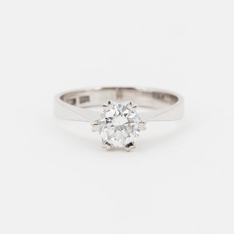 Ring 18K white gold set with a round brilliant-cut diamond 1.01 ct.