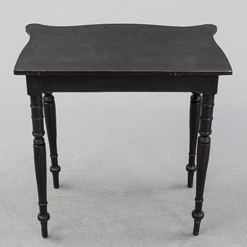 A painted pine table, second half of the 20th Century.