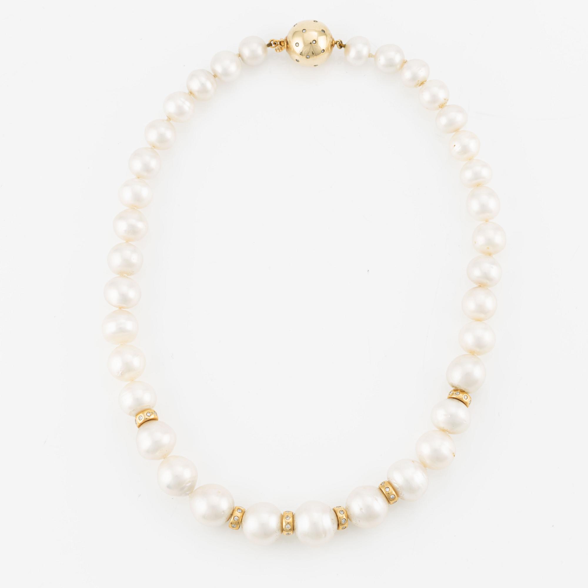 Collier, med odlade Söderhavspärlor, samt lås 14K guld med små diamanter.