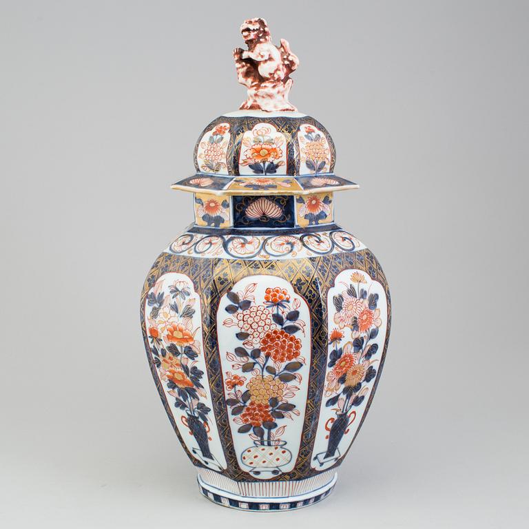 A Japanese imari vase with cover, Meiji period (1868-1912).