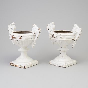 TRÄDGÅRDSURNOR, ett par, 1900-talets början.