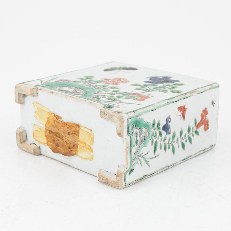 A famille verte tea caddy, Qing dynasty, Kangxi (1662-1722).