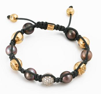 A Shamballa Jewels bracelet with cultured pearls and brilliant-cut diamonds.