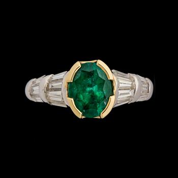 RING, 18 k guld samt vitguld med smaragd samt diamanter. Vikt ca 5 g.