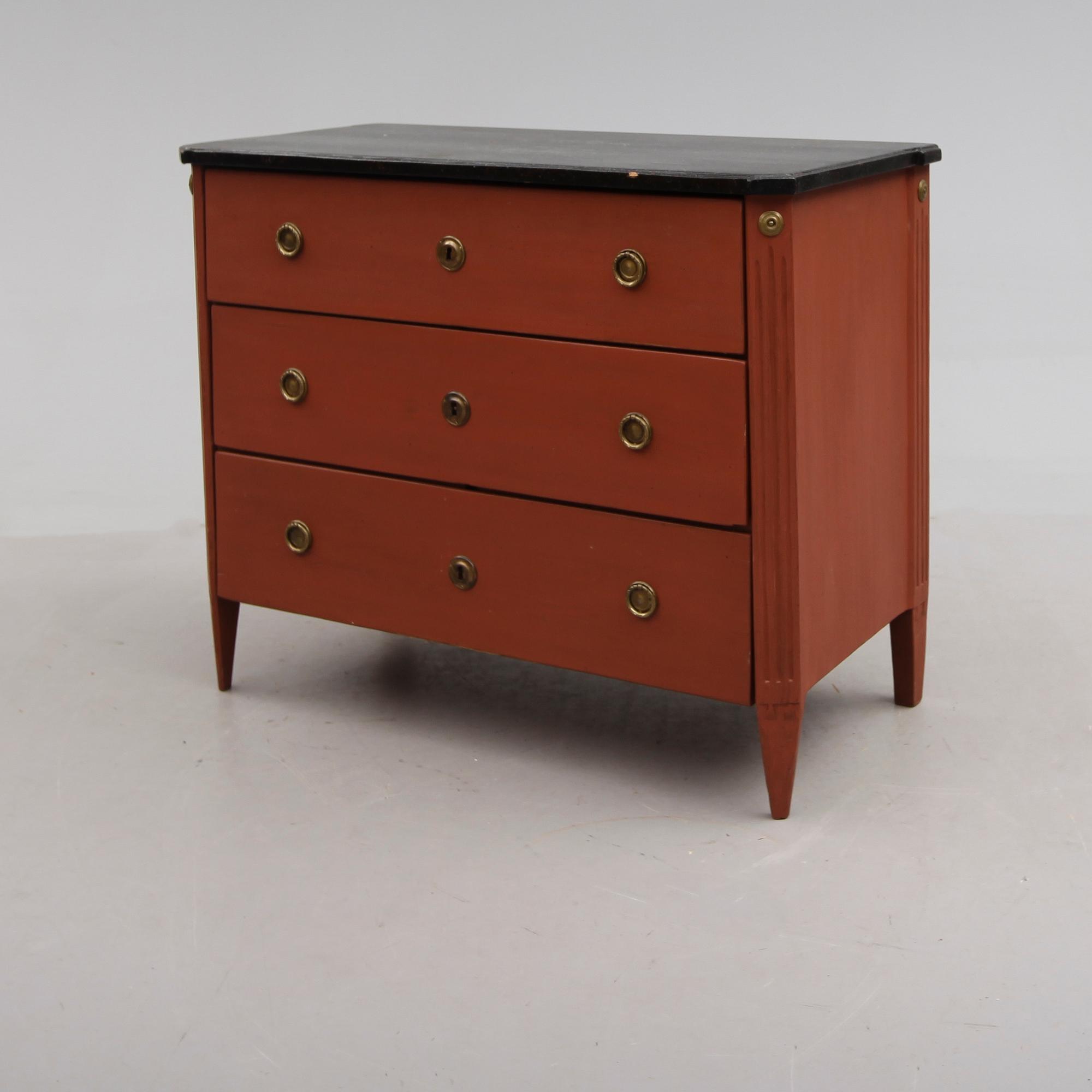 BYRÅ, sengustaviansk, omkring år 1800.