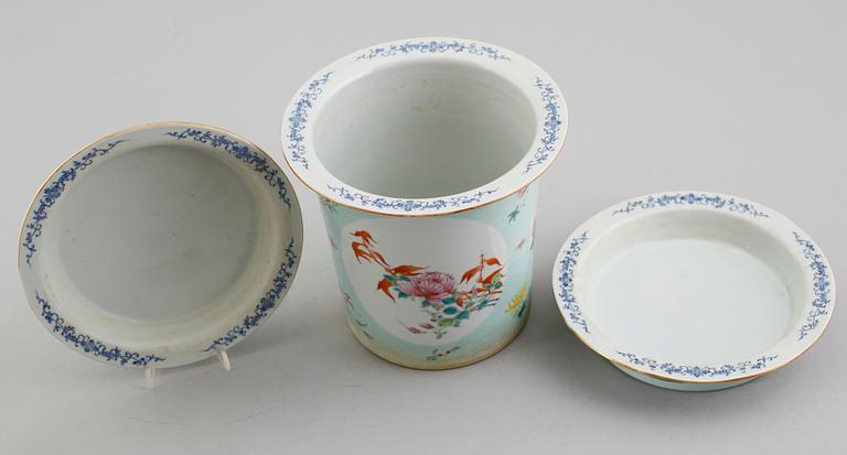 YTTERFODER samt 2 fat, porslin, Kina, 1900-tal.
