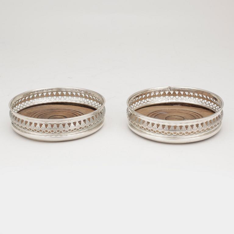 COASTERS, 2 st, silver, London, England, omkring år 1900.