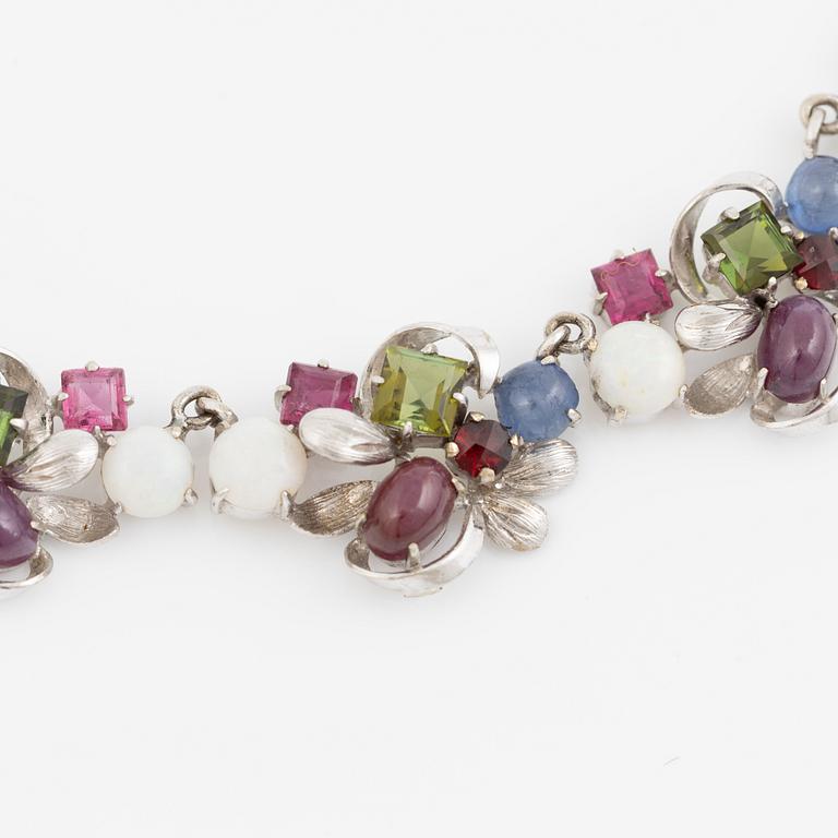 Collier, 18K vitguld med rubiner, opaler, granater och turmaliner.