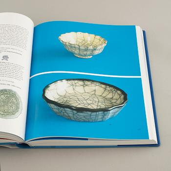 A book, "Chinese ceramic treasures", from Ulricehamns Konst o. Östasiatiska Museum, 2002.