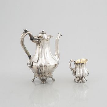 Kaffekanna och gräddkanna, silver, bl.a. William Lyon, Göteborg 1859. Nyrokoko.