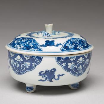 A blue and white box with cover, Qing dynasty, Kangxi (1662-1722).