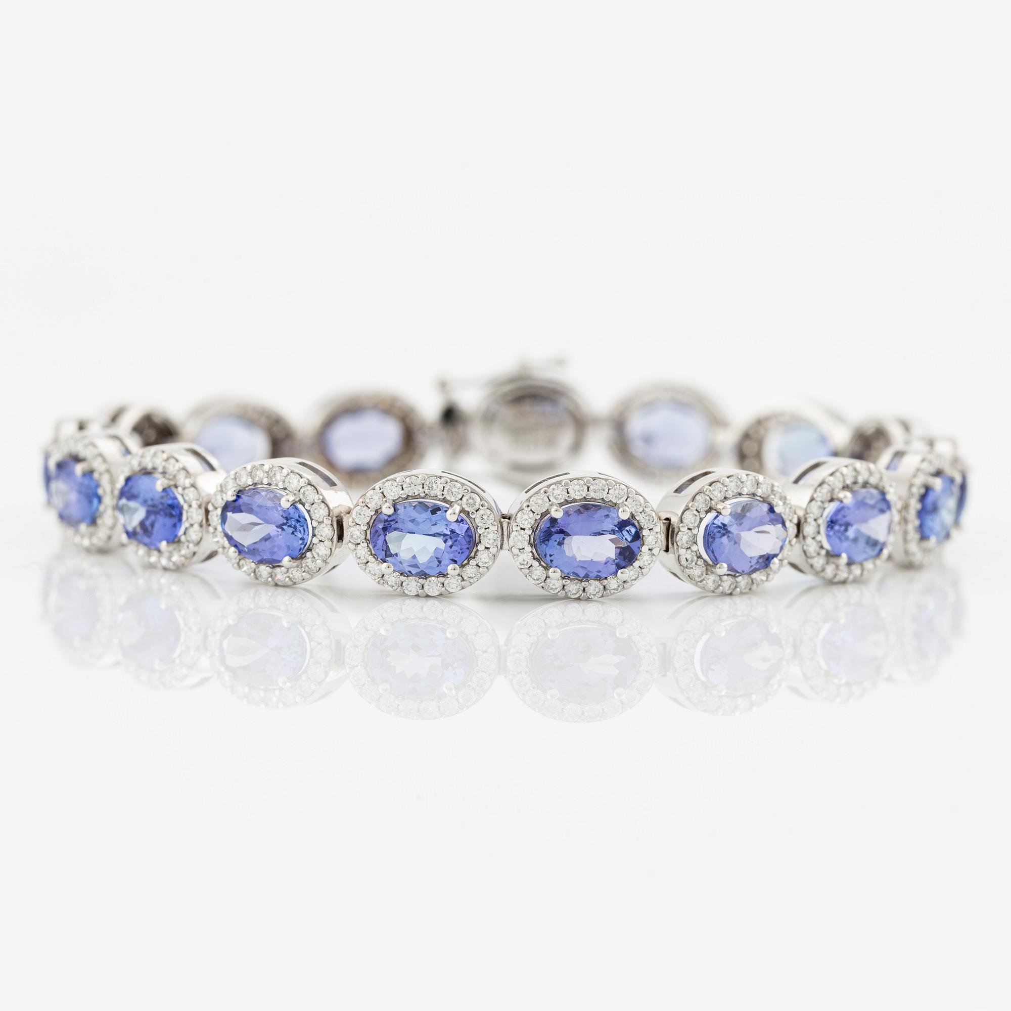 Bracelet with tanzanites and brilliant-cut diamonds.