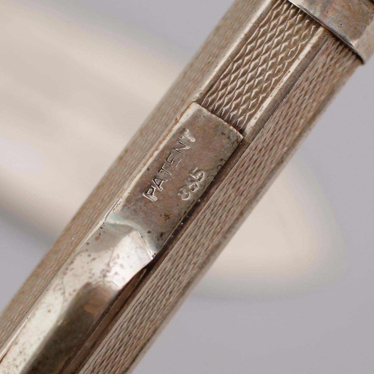 BOKMÄRKE/FÖRSTORINGSGLAS SAMT BLYERTSPENNA, silver, 1900-talets första hälft.