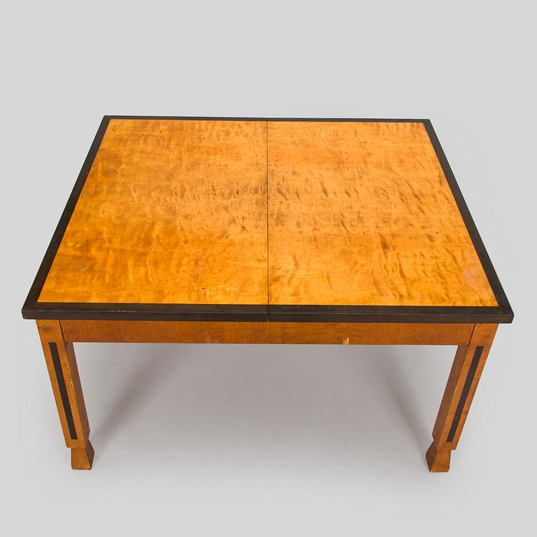 A 1920s/30s century dining table and set of 6 + 2 chairs.