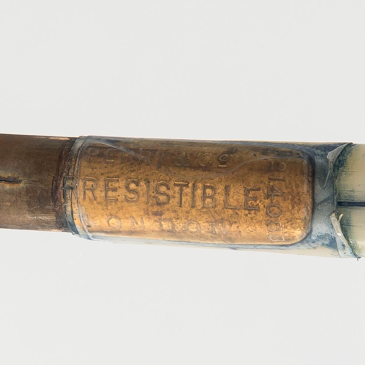 Mustepulloteline ja kynttilänjalka, hopeaa ja lasia, Storr & Mortimer, Lontoo 1832.