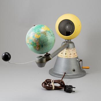 PLANETARIUM, MODELL av SOLEN, JORDEN och MÅNEN, troligen Tyskland, 1900-tal.