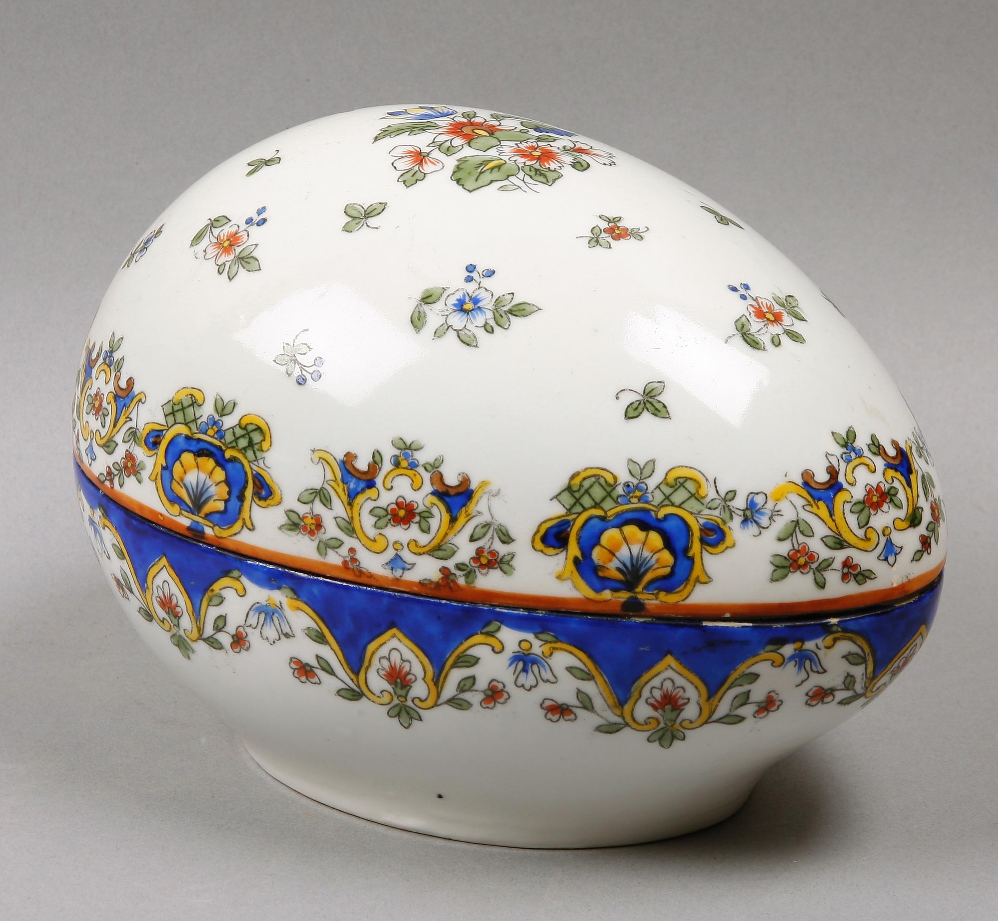 BONBONJÄR, porslin. Wien-liknande märkning. 1900-talets början.
