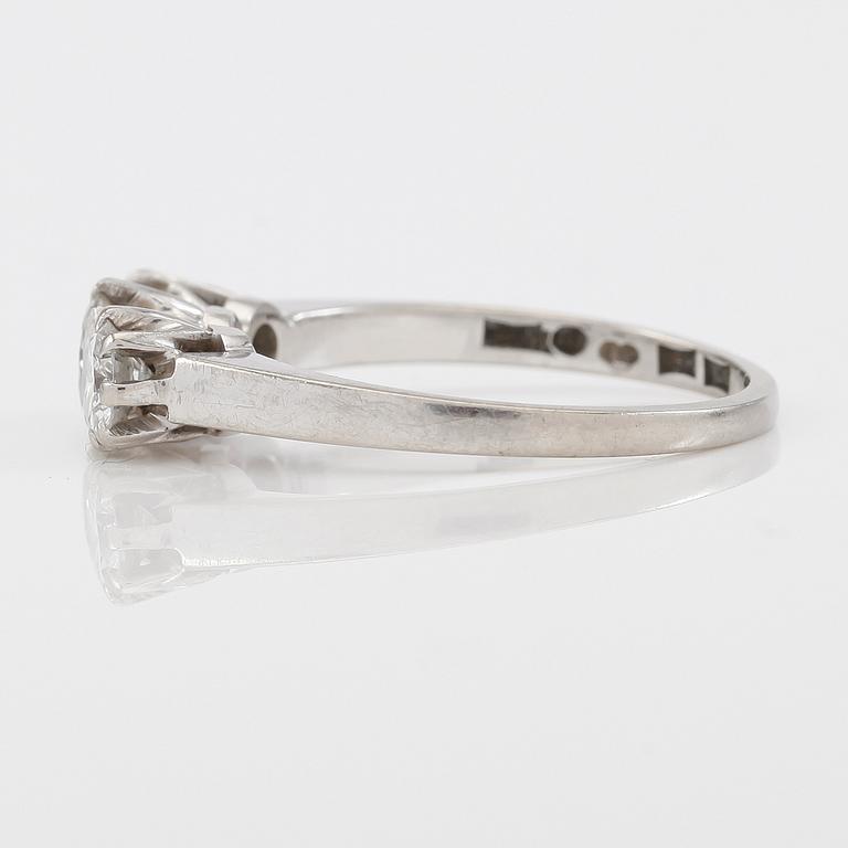 RING, 18K vitguld och diamanter, svenska stämplar, 1960.