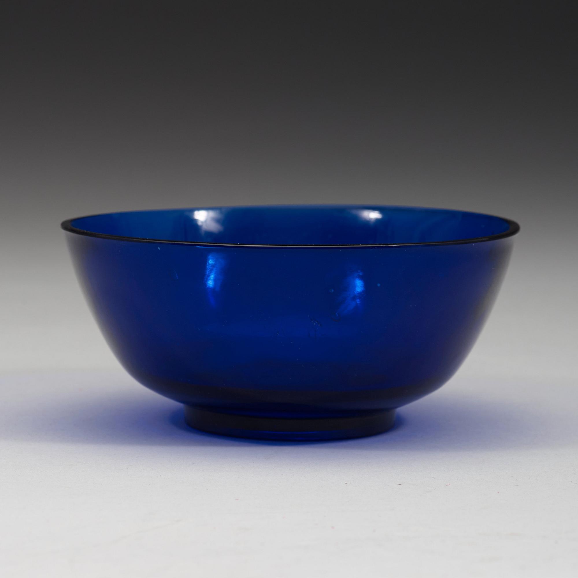 SKÅL, blått pekingglas. Qingdynastin (1644-1912).