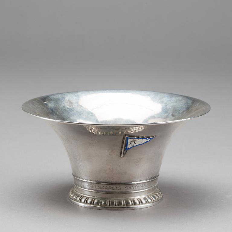 SKÅL PÅ FOT, silver, C G Hallberg, Stockholm 1923. Med Kungliga Segelsällskapet KSSS emblem. Vikt c:a 320 g.
